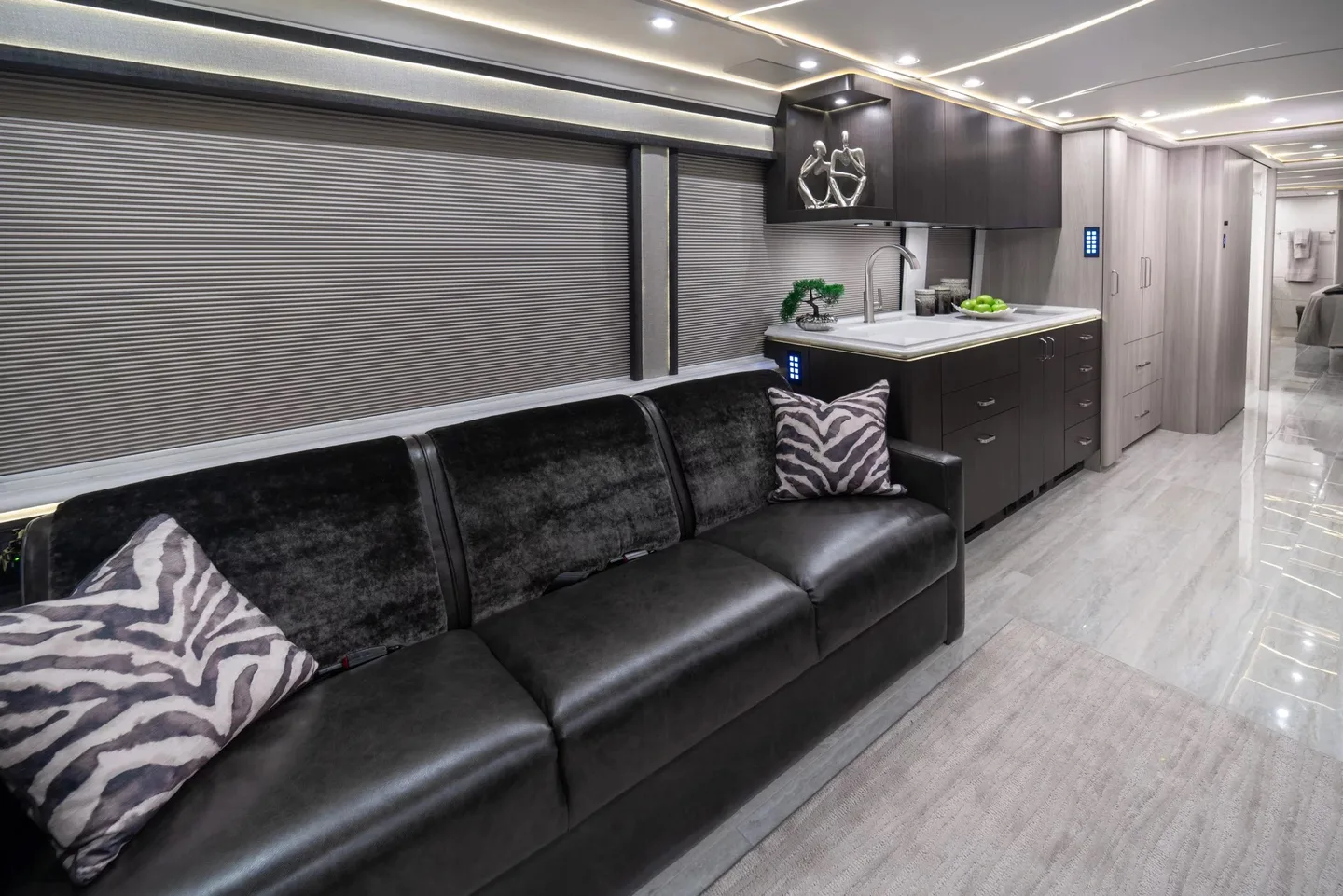 2024 Marathon H3-45 interior - photo 8 of 43