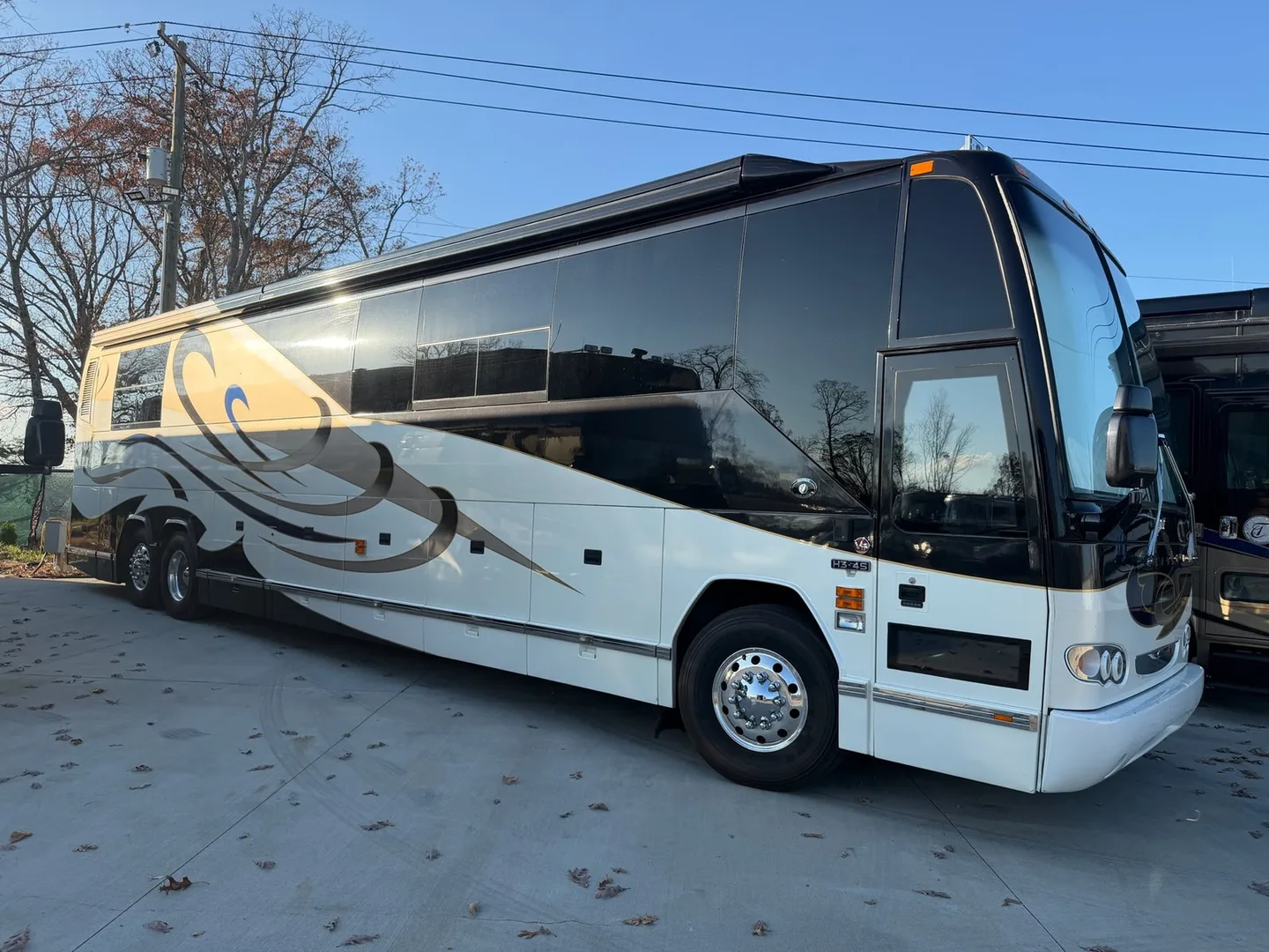 2003 Featherlite H3-45 Prevost motorcoach exterior - DOUBLE SLIDE, 205,438 miles