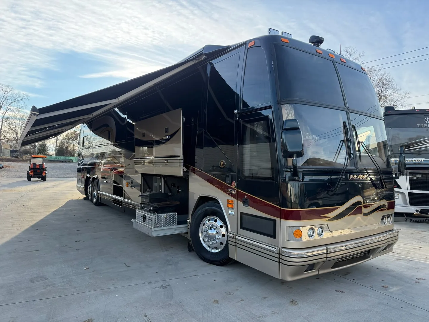 2002 Featherlite H3-45 Prevost motorcoach exterior - NON SLIDE, 145,084 miles