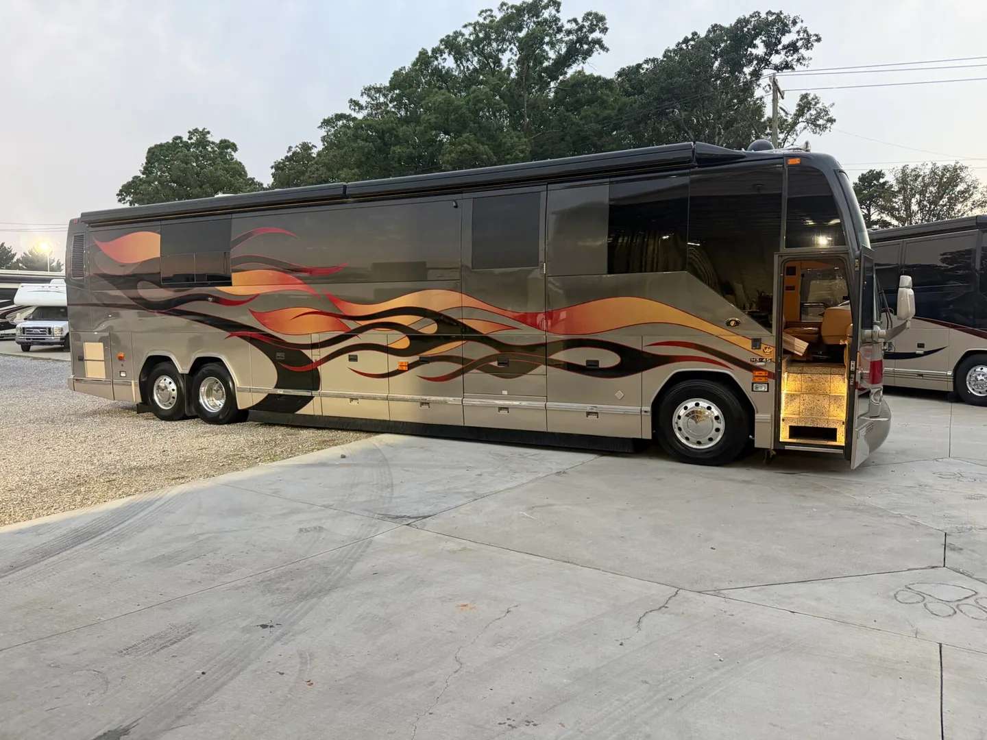 2006 Featherlite H3-45: DS : Handicap Accessible