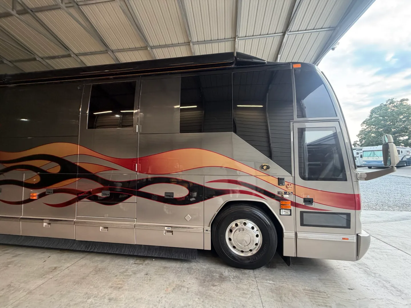 2006 Featherlite H3-45: DS : Handicap Accessible