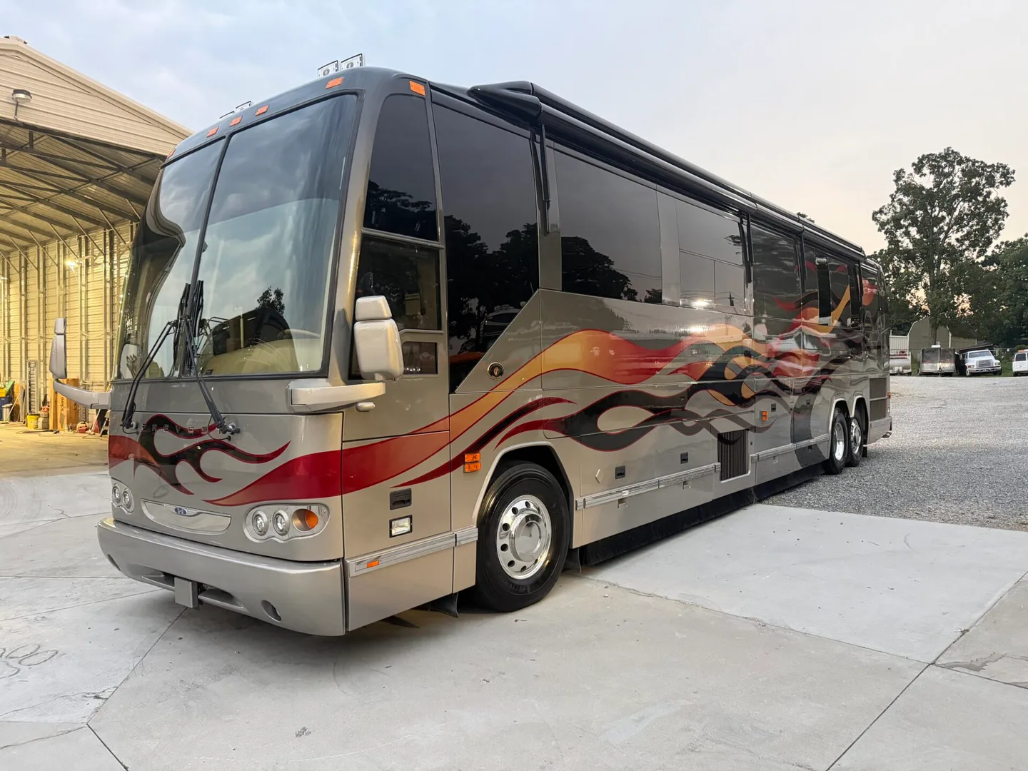 2006 Featherlite H3-45: DS : Handicap Accessible