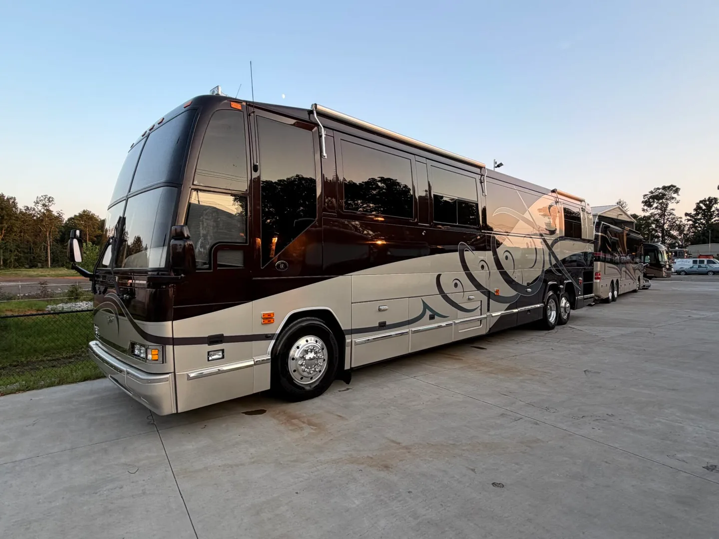 2000 Featherlite Vantare H3: Double Slide