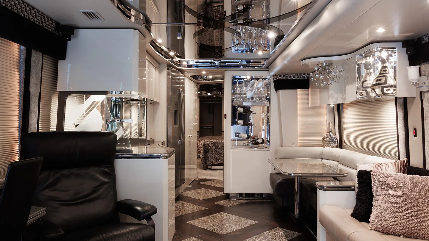 2008 Prevost H3-45 Featherlite Double Slide