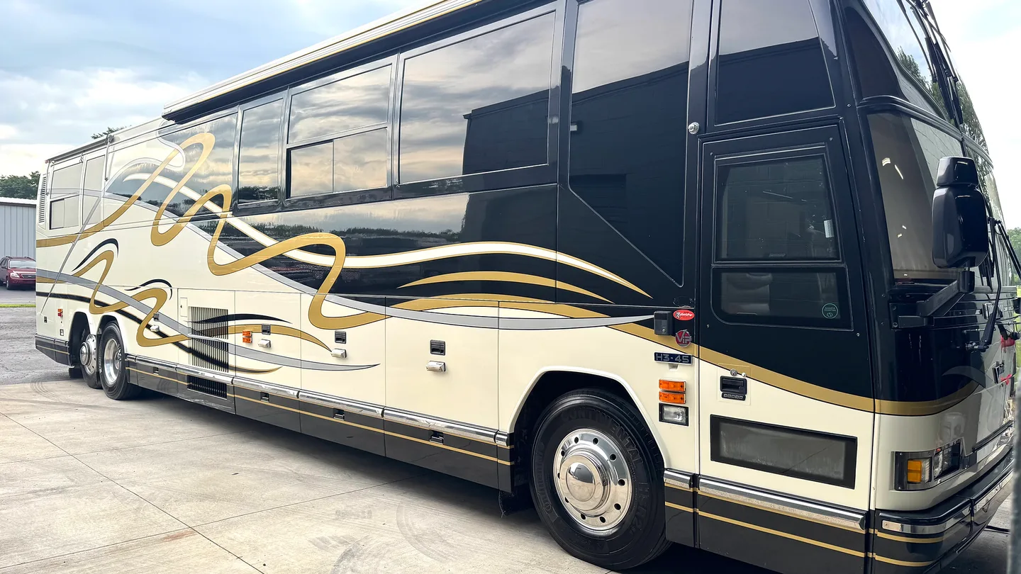 1999 Prevost H3-45 Featherlite Double Slide