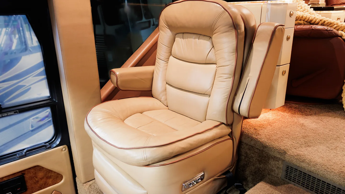 1999 Featherlite H3-45 interior - photo 6 of 15