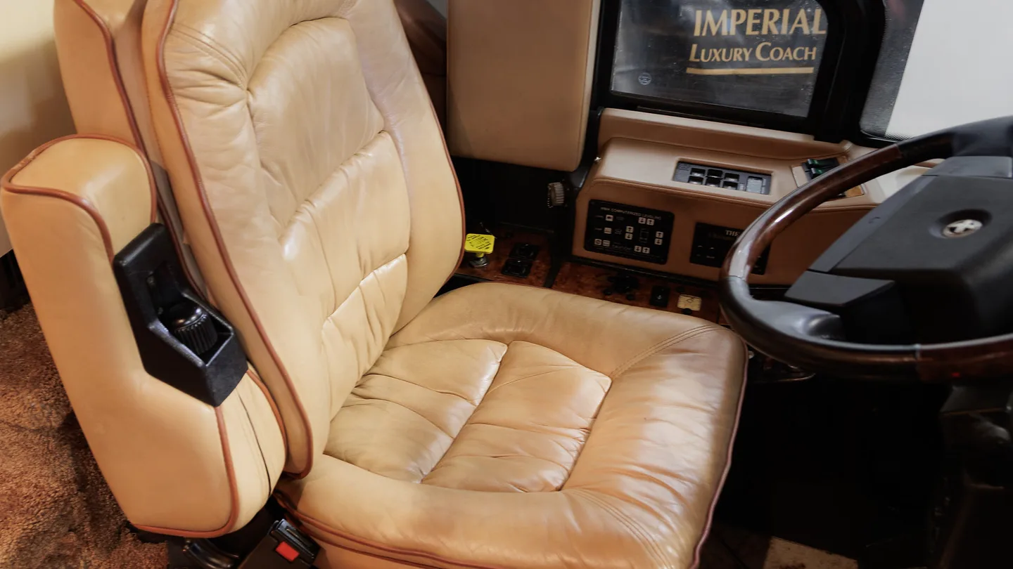 1999 Featherlite H3-45 interior - photo 7 of 15