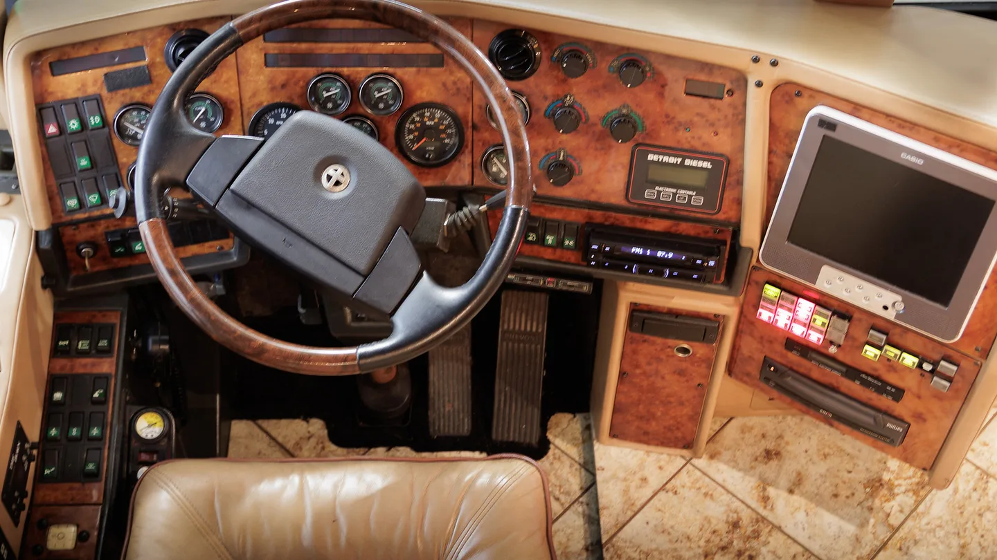 1999 Featherlite H3-45 interior - photo 8 of 15