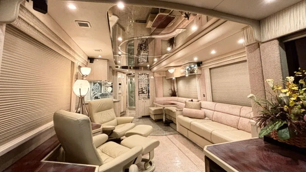 2005 Featherlite H3-45 interior - photo 2 of 23