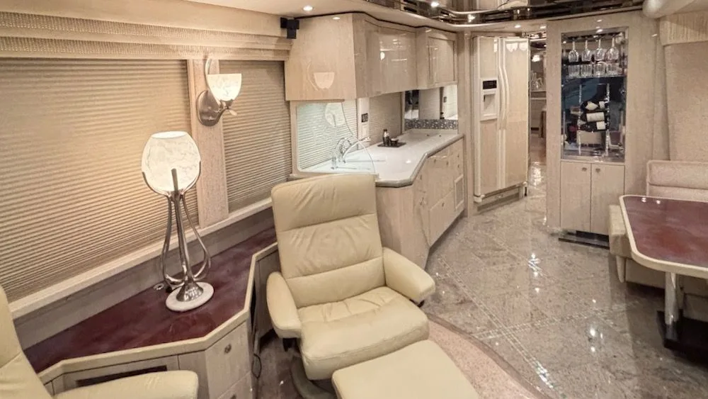 2005 Featherlite H3-45 interior - photo 4 of 23