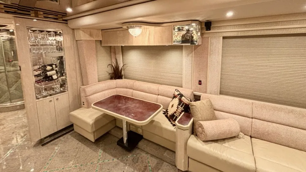 2005 Featherlite H3-45 interior - photo 5 of 23