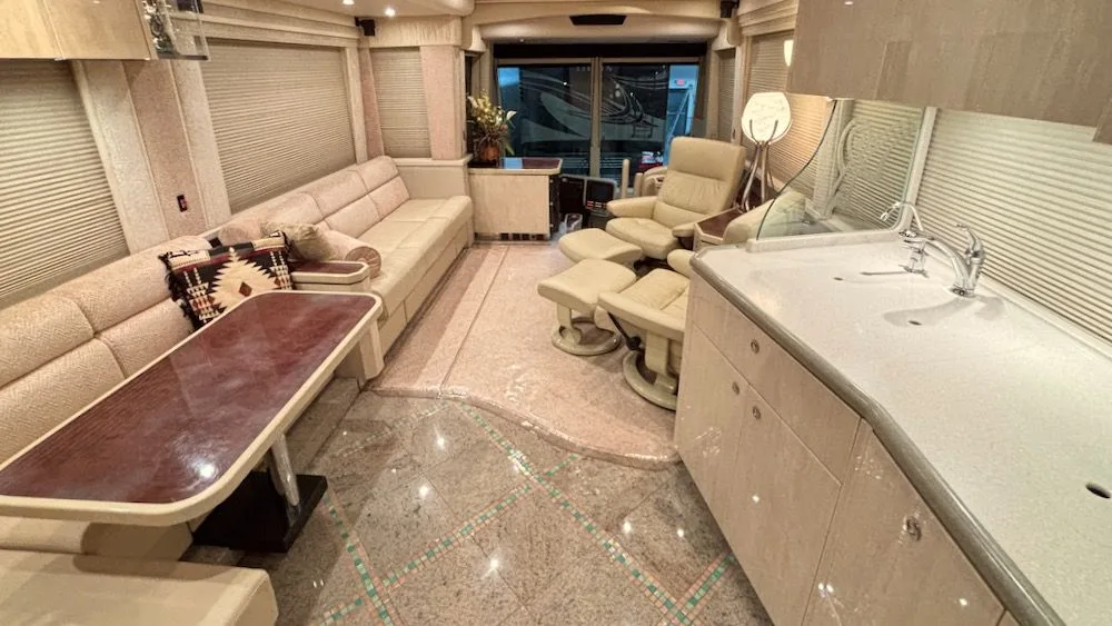 2005 Featherlite H3-45 interior - photo 6 of 23