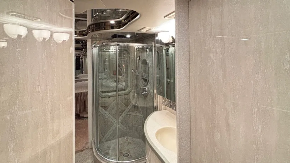 2005 Featherlite H3-45 interior - photo 8 of 23