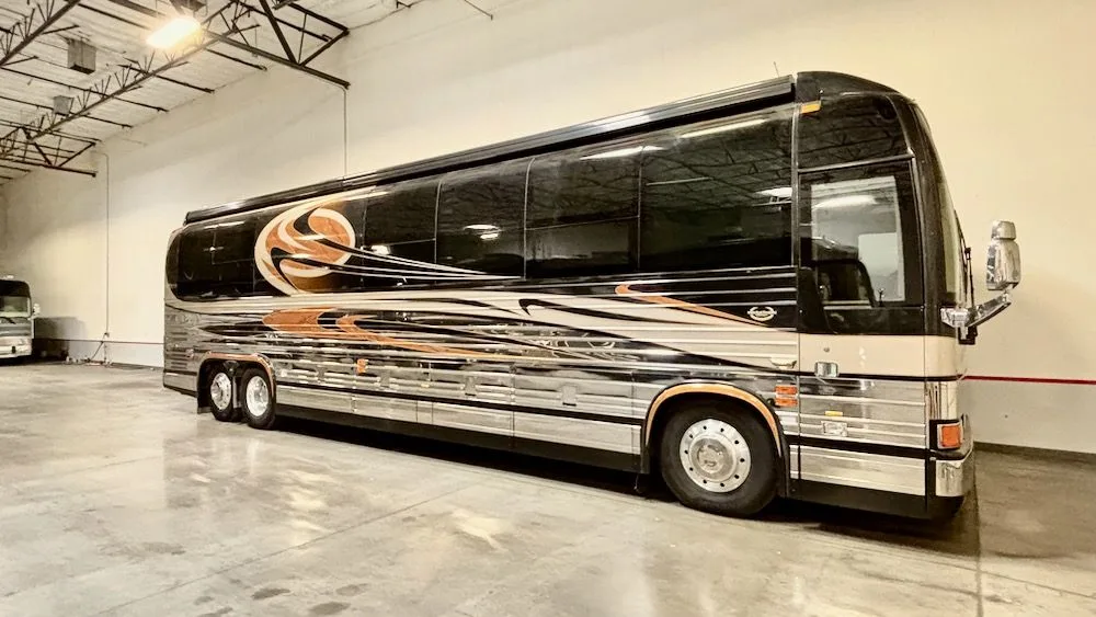 2001 Prevost Marathon XLII 40'