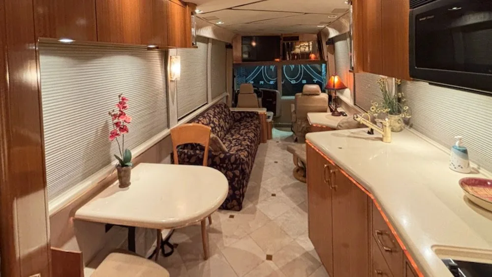 2001 Prevost Marathon XLII 40'