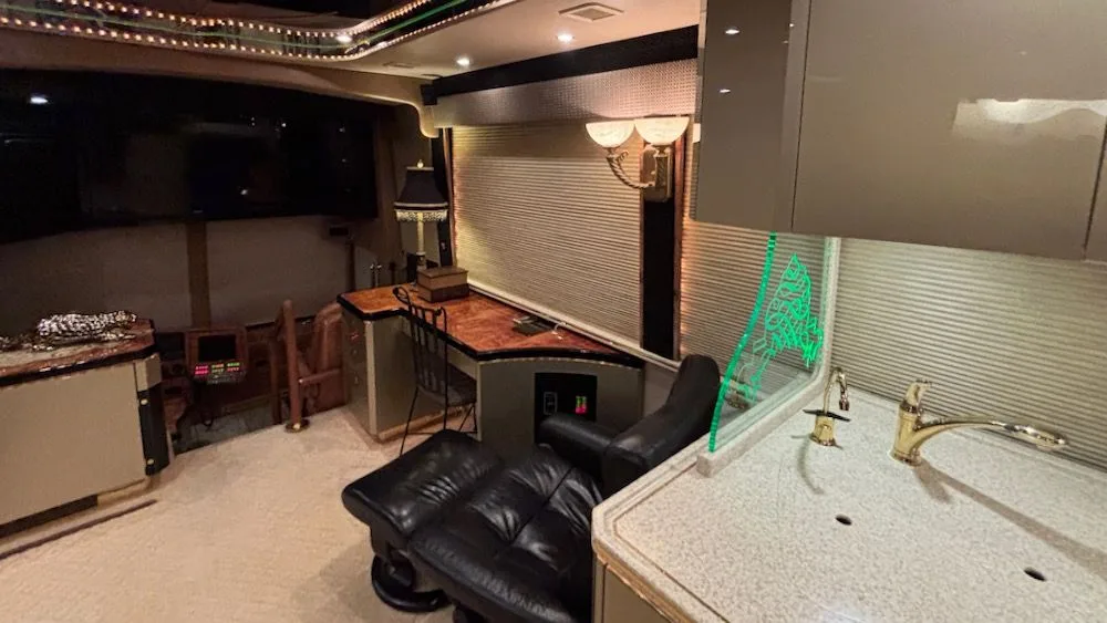 2005 Prevost Vantare H3-452S