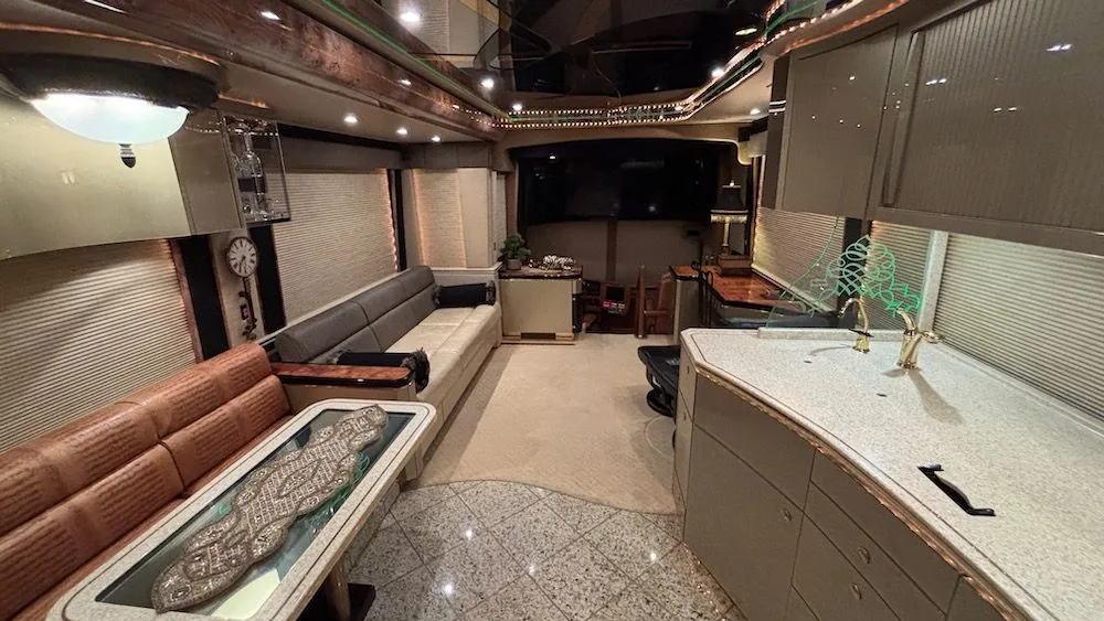 2005 Prevost Vantare H3-452S