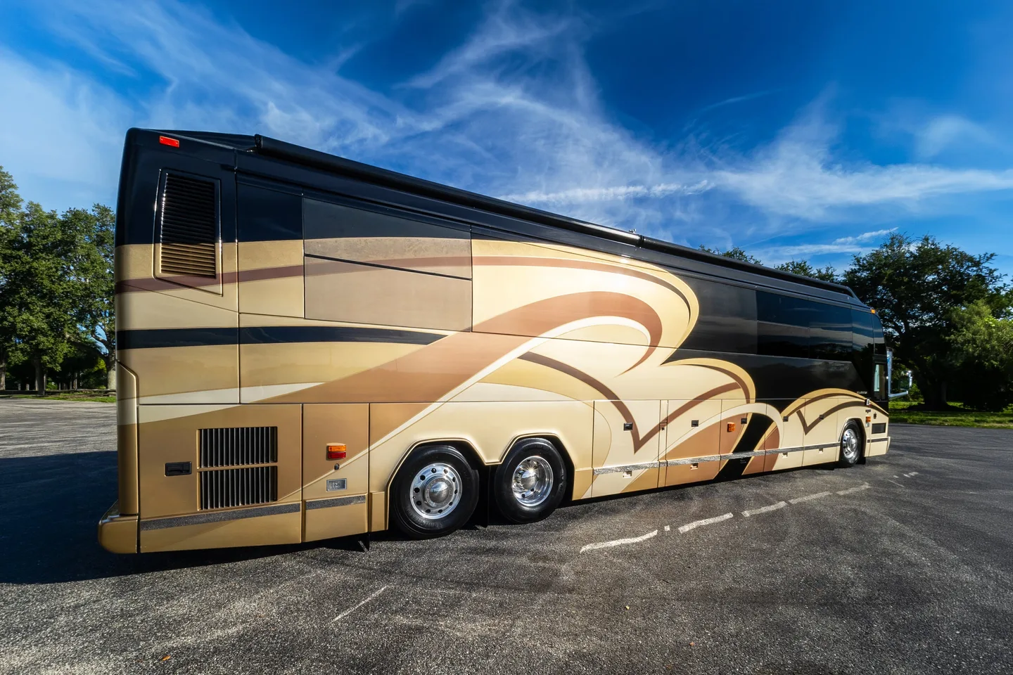 2008 Millennium H3 45 • Double Slide • Mid-Bath • Detroit 515hp • 135,404 miles