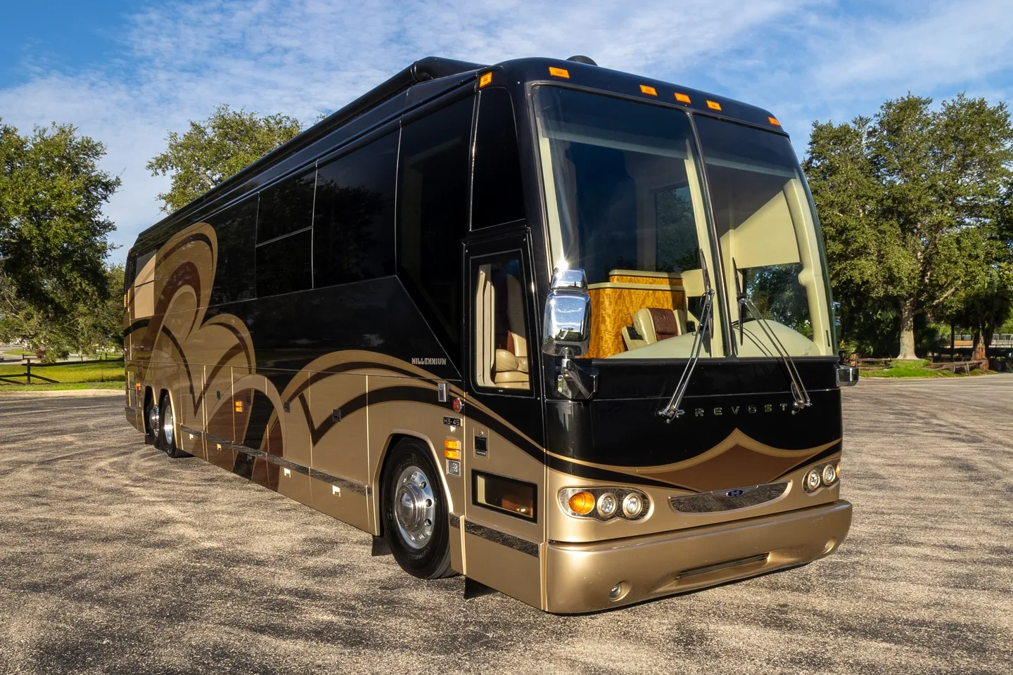 2008 Millennium H3 45 • Double Slide • Mid-Bath • Detroit 515hp • 135,404 miles