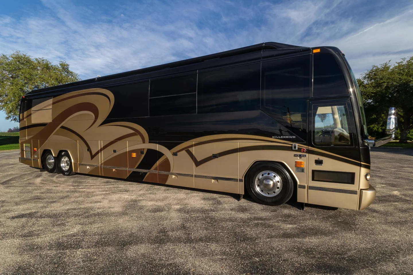 2008 Millennium H3 45 • Double Slide • Mid-Bath • Detroit 515hp • 135,404 miles
