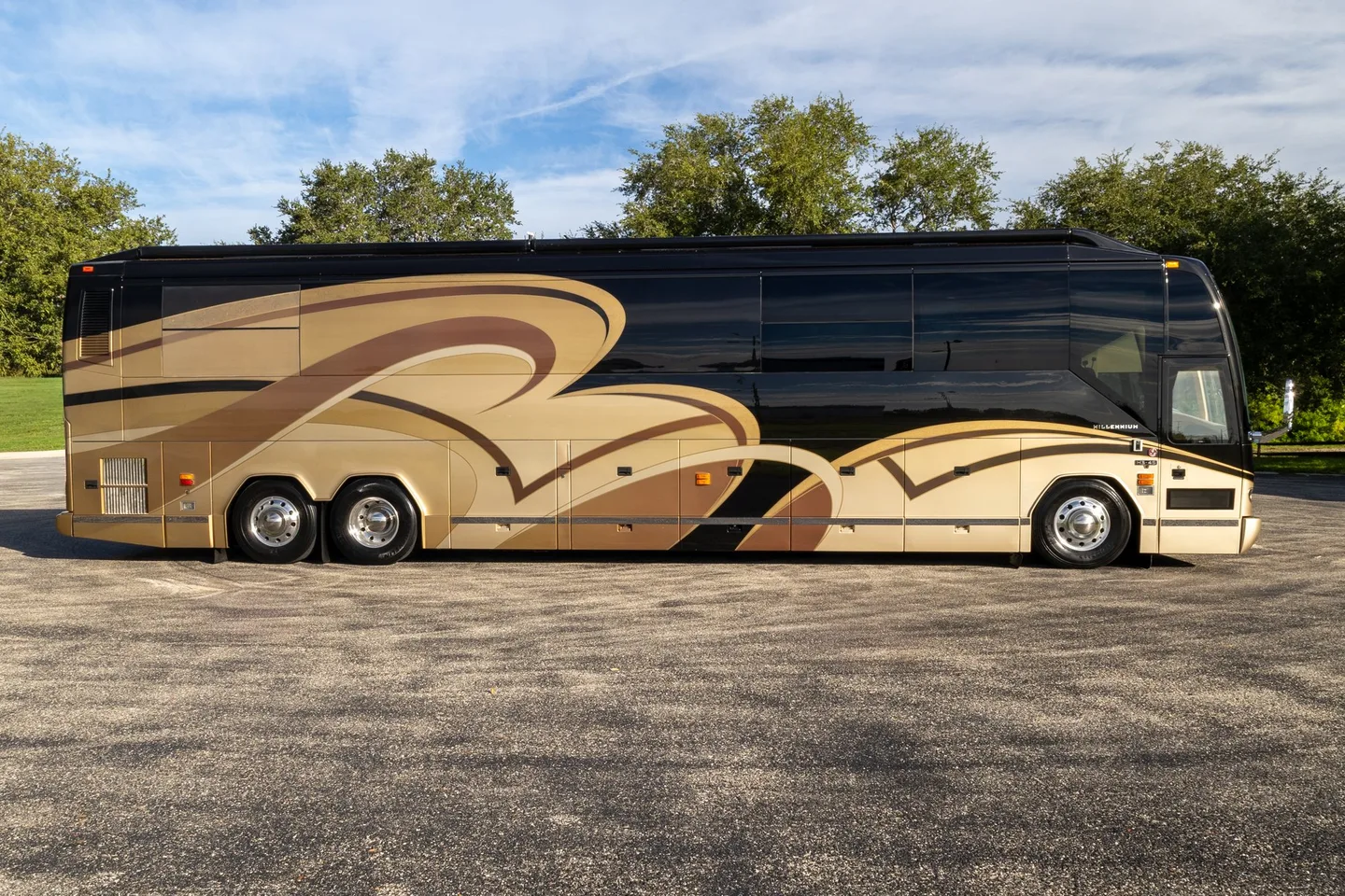 2008 Millennium H3 45 • Double Slide • Mid-Bath • Detroit 515hp • 135,404 miles