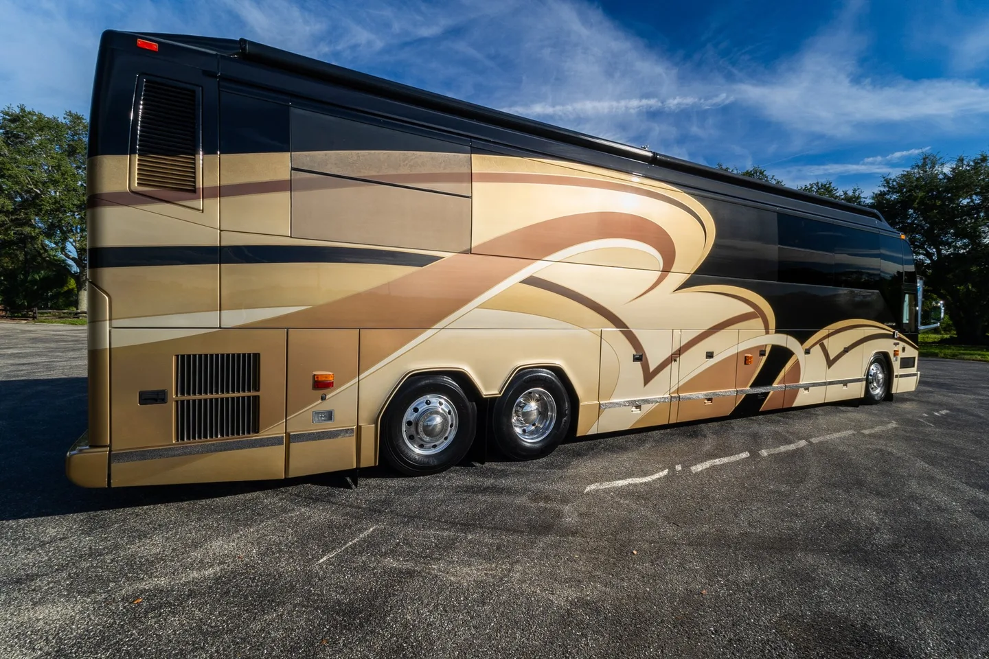 2008 Millennium H3 45 • Double Slide • Mid-Bath • Detroit 515hp • 135,404 miles