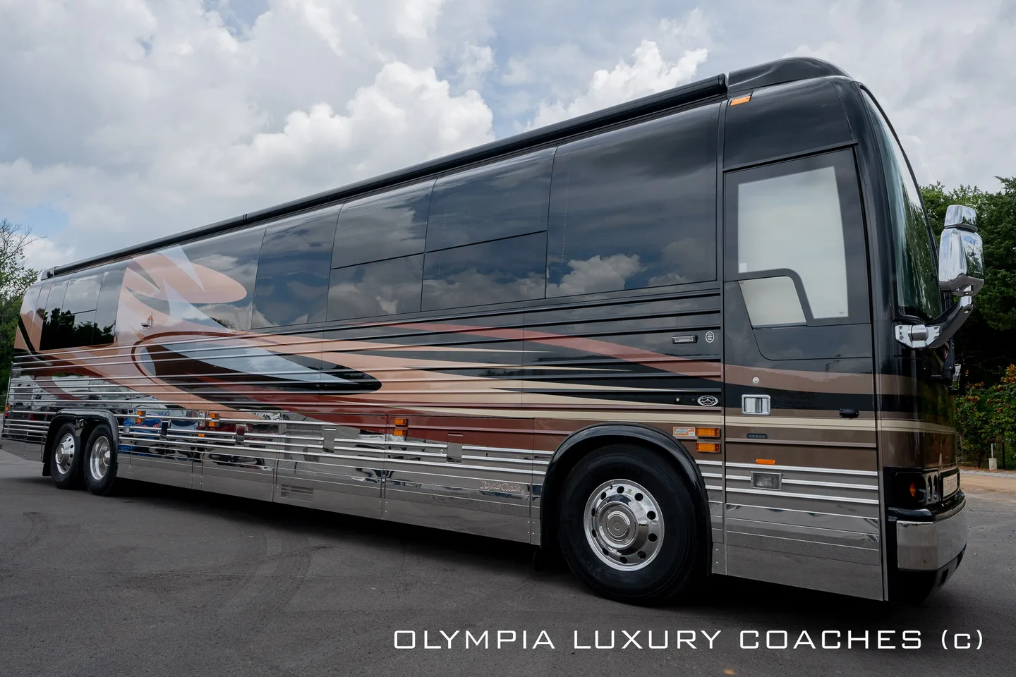 2005 Royale XLII Prevost motorcoach exterior - DOUBLE SLIDE, 108,000 miles