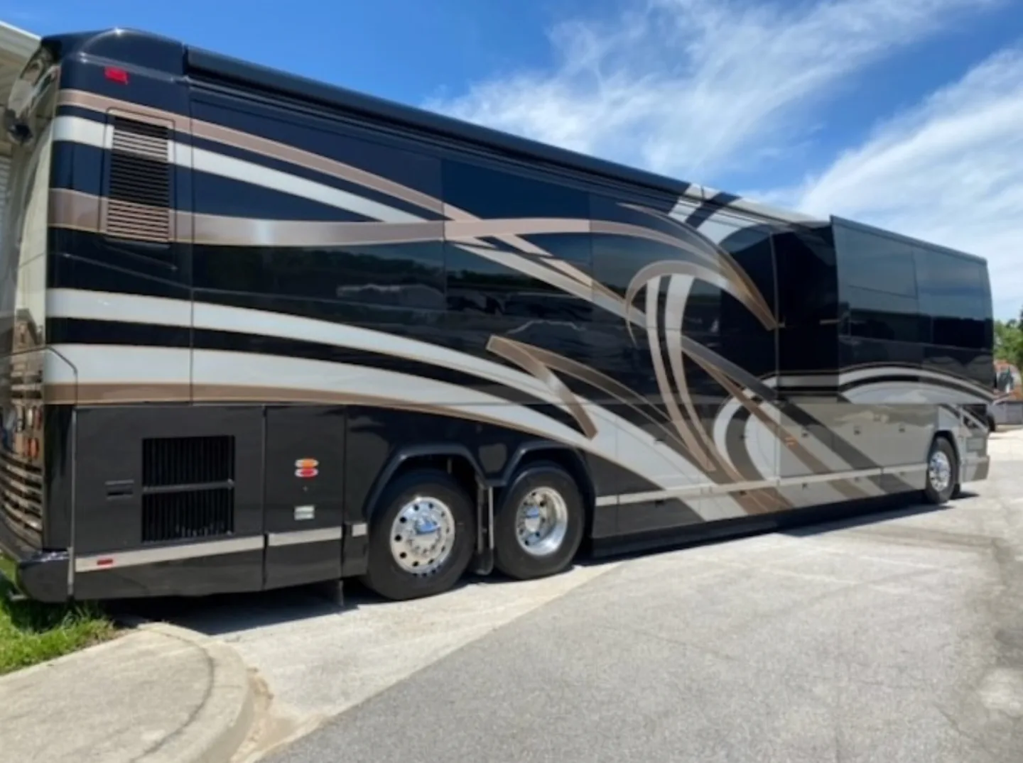 2012 Featherlite Triple Slide Bath and a Half
