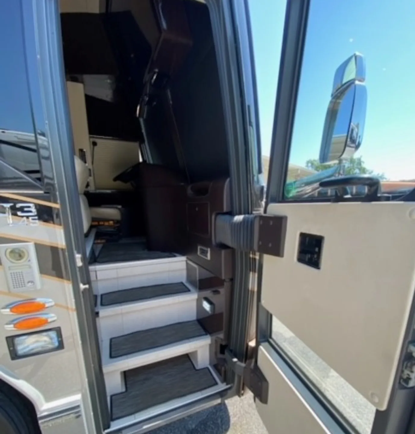 2012 Featherlite Triple Slide Bath and a Half