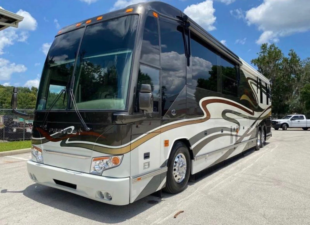 2010 Prevost Featherlite H3 45