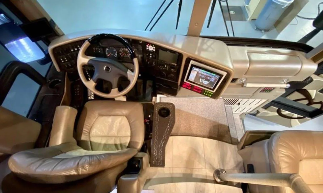 2010 Prevost Featherlite H3 45