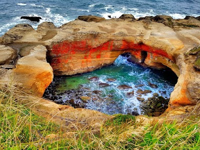 Devils Punchbowl State Natural Area