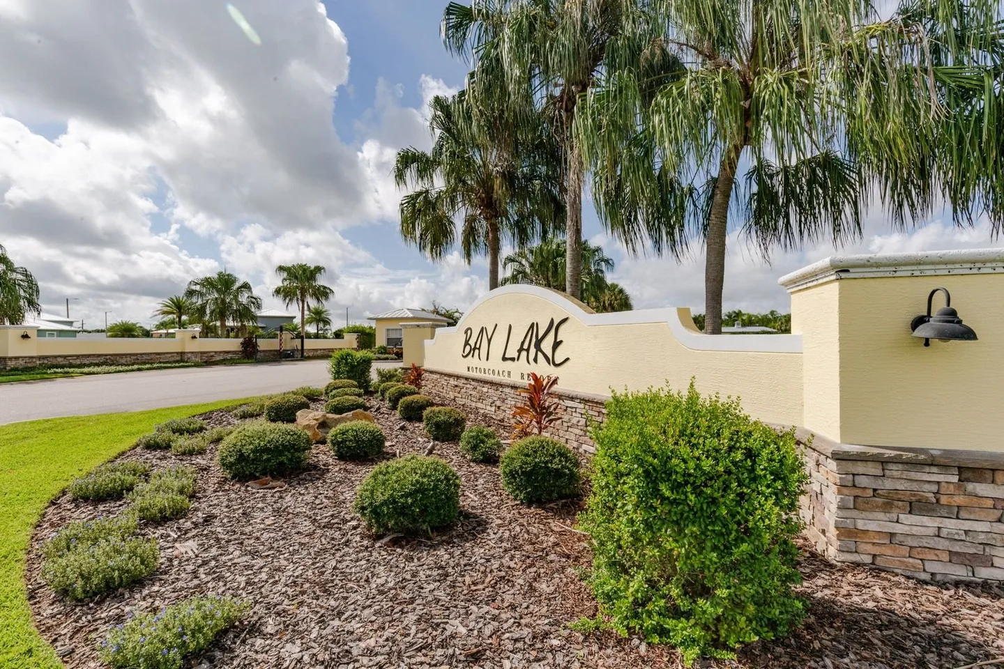 Bay Lake Motorcoach Resort luxury RV resort in Davenport, Florida